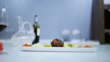 kırmızı şarap taze yemek masada beyaz tabakta ayarla yakınındaki tutan el Close-Up