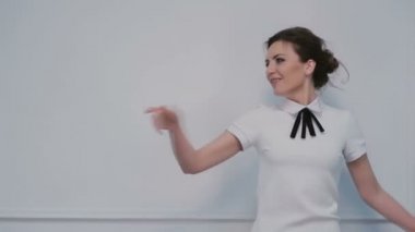 Kameraya poz veren genç kadın