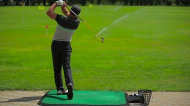 genç adam play golf yeşil çimenlerin üzerinde yaz golf Club