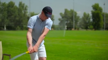 genç adam play golf yeşil çimenlerin üzerinde yaz golf Club
