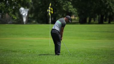 genç adam play golf yeşil çimenlerin üzerinde yaz golf Club