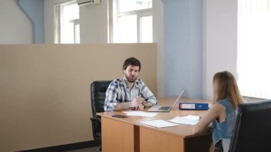 ofiste çalışan genç iş adamları dizüstü bilgisayar kullanarak