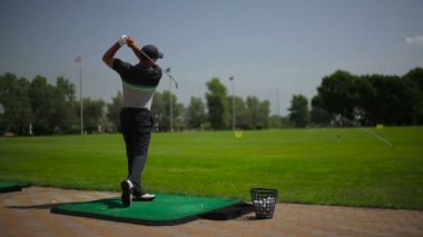 genç adam play golf yeşil çimenlerin üzerinde yaz golf Club