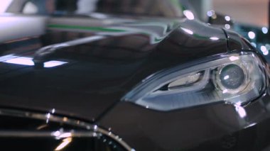 siyah modern araba close-up. İstemci içinde araba Bayilik yardımcı satış Yöneticisi.