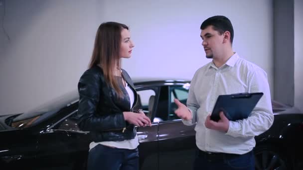 Jeune Homme Directeur Vente Aidant Client Féminin Dans Concessionnaire Automobile — Video