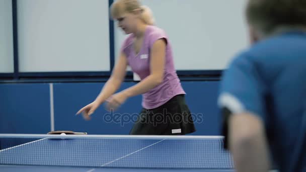Пара грає в теніс в приміщенні — стокове відео
