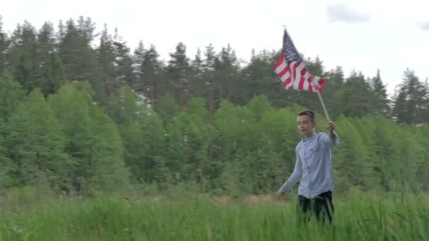 Bonito Menino Correndo Segurando Bandeira Americana Verde Floresta Livre Natureza — Vídeo de Stock