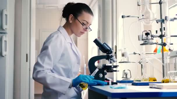 Jeune Femme Brune Uniforme Blanc Travaillant Dans Laboratoire Moderne — Video