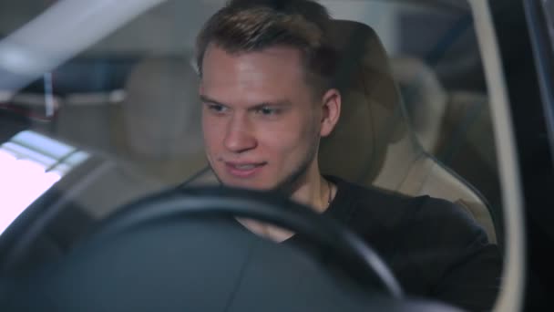 現代の車のディーラーでクライアントを支援男性の販売マネージャー — ストック動画