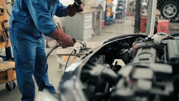 Detalle de soldadura masculina del coche — Vídeos de Stock