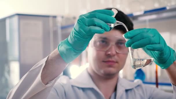 Jovem Assistente Laboratório Uniforme Branco Trabalhando Com Tubos Ensaio Laboratório — Vídeo de Stock