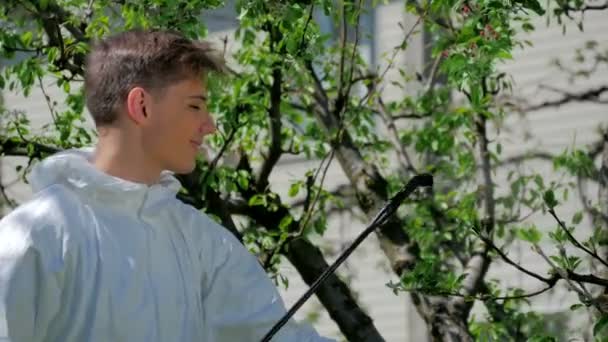 Tek Tip Yeşil Bahçesinde Bahar Anda Çalışan Genç Adam — Stok video