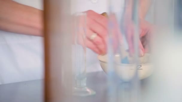 Mulher Uniforme Branco Misturado Ervas Tigela Cerâmica Branca Laboratório Moderno — Vídeo de Stock