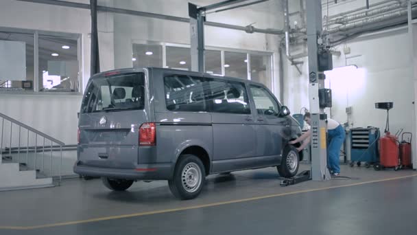 Mecánico trabajando con el coche — Vídeos de Stock