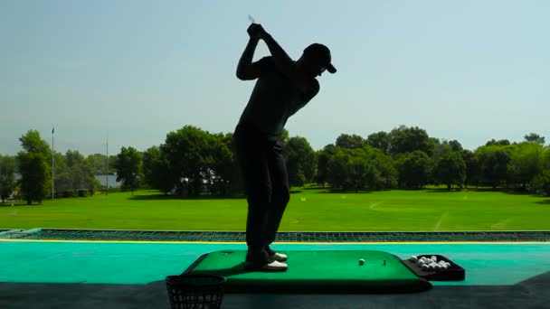 Jovem Jogar Golfe Grama Verde Verão Clube Golfe — Vídeo de Stock