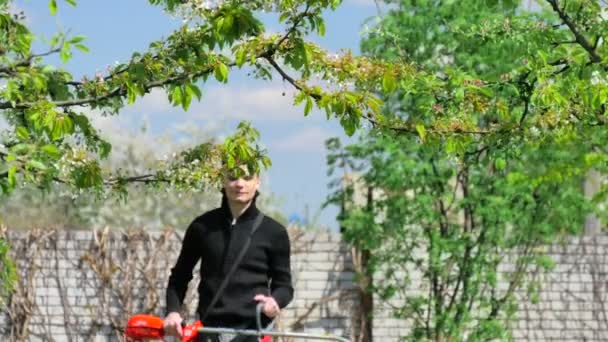 Junger Mann Uniform Arbeitet Zur Frühlingszeit Grünen Garten — Stockvideo