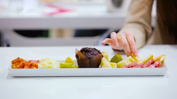 女性の手のクローズ アップ撮る生鮮食品テーブルの上の白い皿のセット — ストック動画