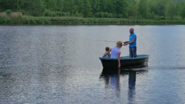 Härlig Familj Båt Sjön Grön Park Man Fiske — Stockvideo