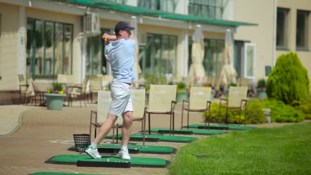 Jeune Homme Jouer Golf Sur Herbe Verte Été Dans Club — Video