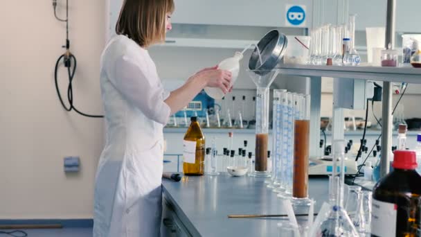 Joven Rubia Uniforme Blanco Trabajando Laboratorio Moderno — Vídeos de Stock