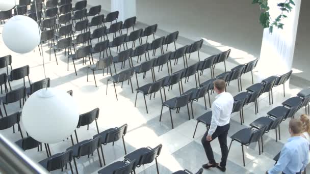 Jóvenes Hombres Negocios Mujer Rubia Moderno Edificio Oficinas Con Sillas — Vídeo de stock