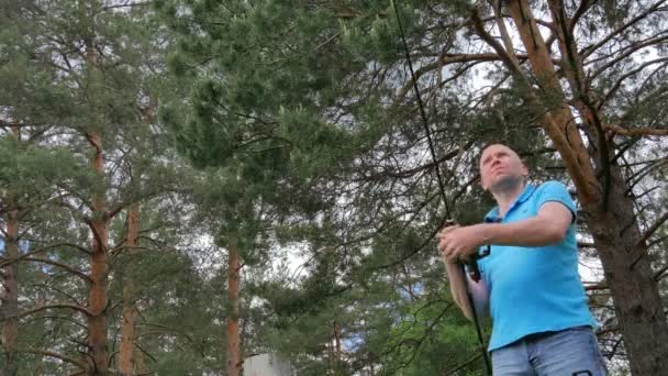 Homme Chemise Bleue Pêche Sur Lac Forêt Verte — Video