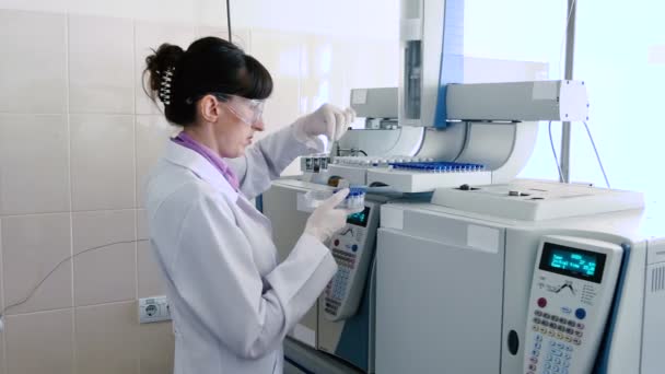 Kvinnan Vit Uniform Arbetar Med Provrör Moderna Laboratorium — Stockvideo