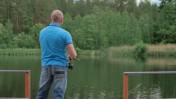 Vista Trasera Del Hombre Camisa Azul Pesca Lago Bosque Verde — Vídeo de stock