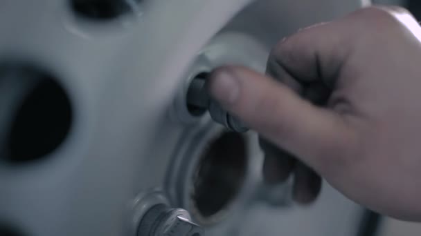 修理工修理汽车车轮 — 图库视频影像