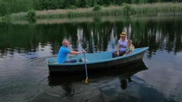 Bella Famiglia Barca Sul Lago Nel Parco Verde — Video Stock
