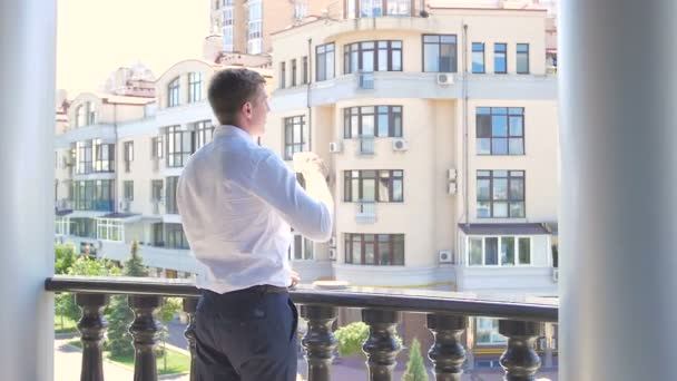 Mladí Hosté Muž Pití Kávy Balkóně Moderní Kancelářské Budovy — Stock video