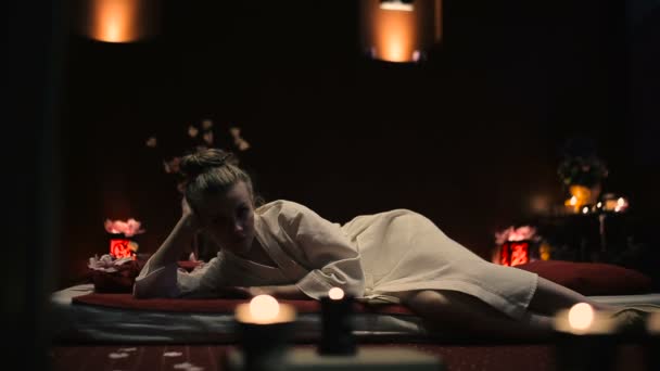 Mooie Vrouw Witte Robe Massagetafel Traditionele Thaise Spa Salon — Stockvideo