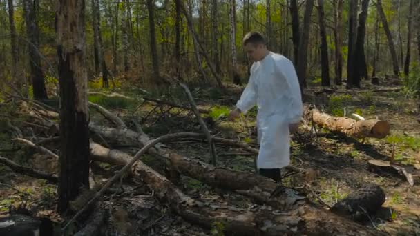 Człowiek Białym Mundurze Spaceru Lesie Słoneczny Dzień — Wideo stockowe