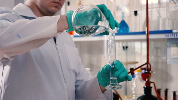 Joven Asistente Laboratorio Uniforme Blanco Trabajando Con Tubos Ensayo Laboratorio — Vídeos de Stock