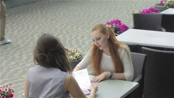 Young Business Women Working Together Outdoor Cafe — Stock Video