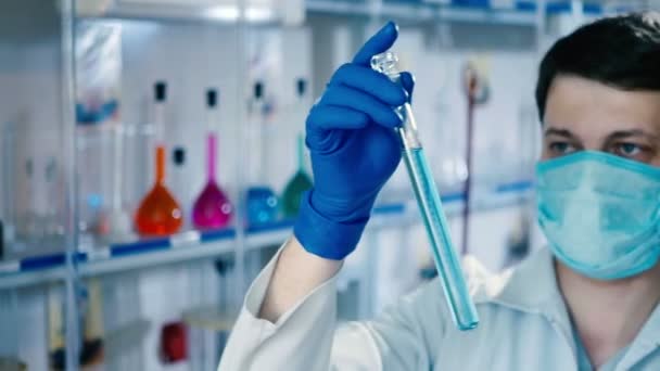 Joven Asistente Laboratorio Uniforme Blanco Trabajando Con Tubos Ensayo Laboratorio — Vídeos de Stock