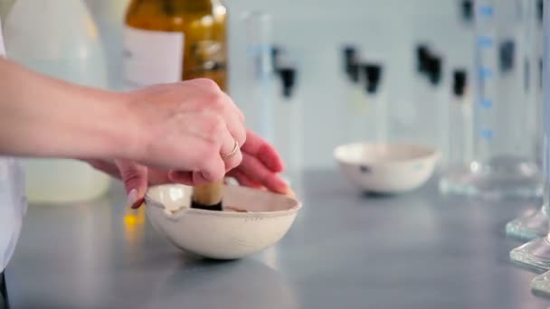 Vrouw Wit Uniform Gemengde Kruiden Witte Keramische Kom Moderne Laboratorium — Stockvideo