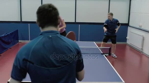 Блондинка з чоловіком грає в теніс — стокове відео