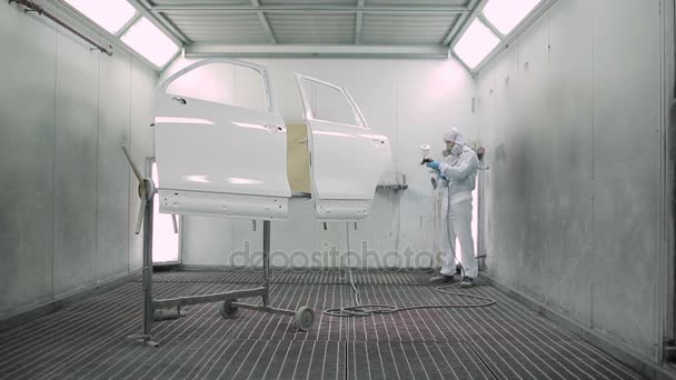 Manliga målning bil — Stockvideo