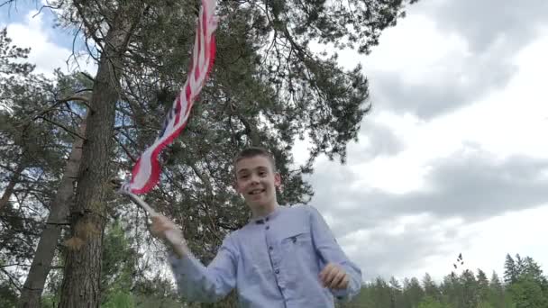 Niedlichen Jungen Spielen Mit Amerikanischer Flagge Grünen Wald Freien Auf — Stockvideo