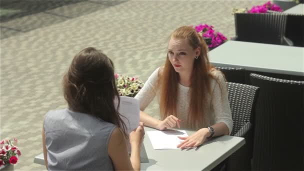 Jonge Zakelijke Vrouwen Werken Samen Bij Outdoor Cafe — Stockvideo