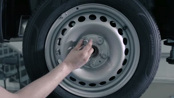 Fixação mecânica roda do carro — Vídeo de Stock