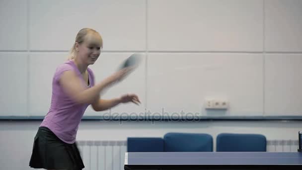 Mujer deportiva jugar tenis — Vídeos de Stock
