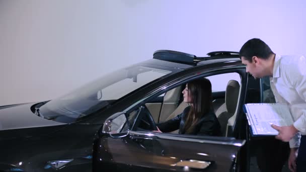 Gerente Venta Joven Ayudando Las Mujeres Coche Moderno Concesionaria — Vídeo de stock