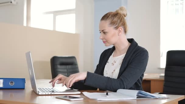 Joven Mujer Negocios Utilizando Ordenador Portátil Oficina — Vídeo de stock