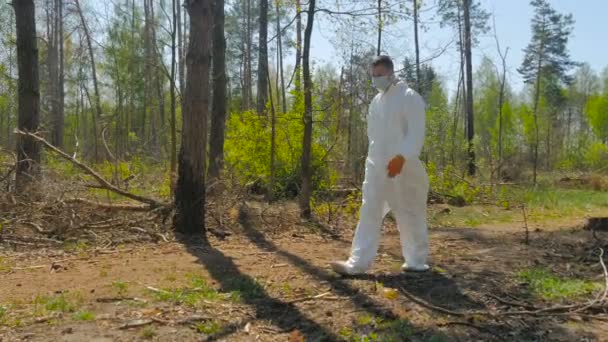 Homme Uniforme Blanc Masque Gants Jaunes Marchant Forêt Soleil — Video