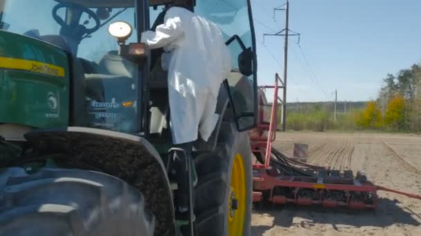 Maschio Uniforme Bianca Cavalcare Mietitrebbia Sul Campo — Video Stock