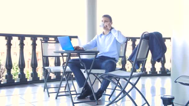 Joven Hombre Negocios Beber Café Balcón Del Moderno Edificio Oficinas — Vídeo de stock