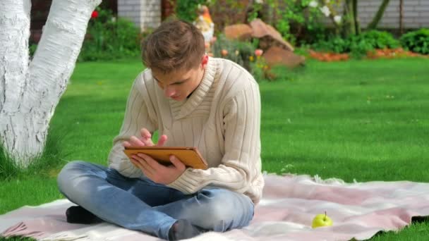 Jonge Man Gelezen Boek Ontspannen Groene Tuin Aan Lentetijd — Stockvideo