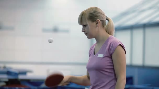 Женщина в спортивной форме играет в теннис — стоковое видео